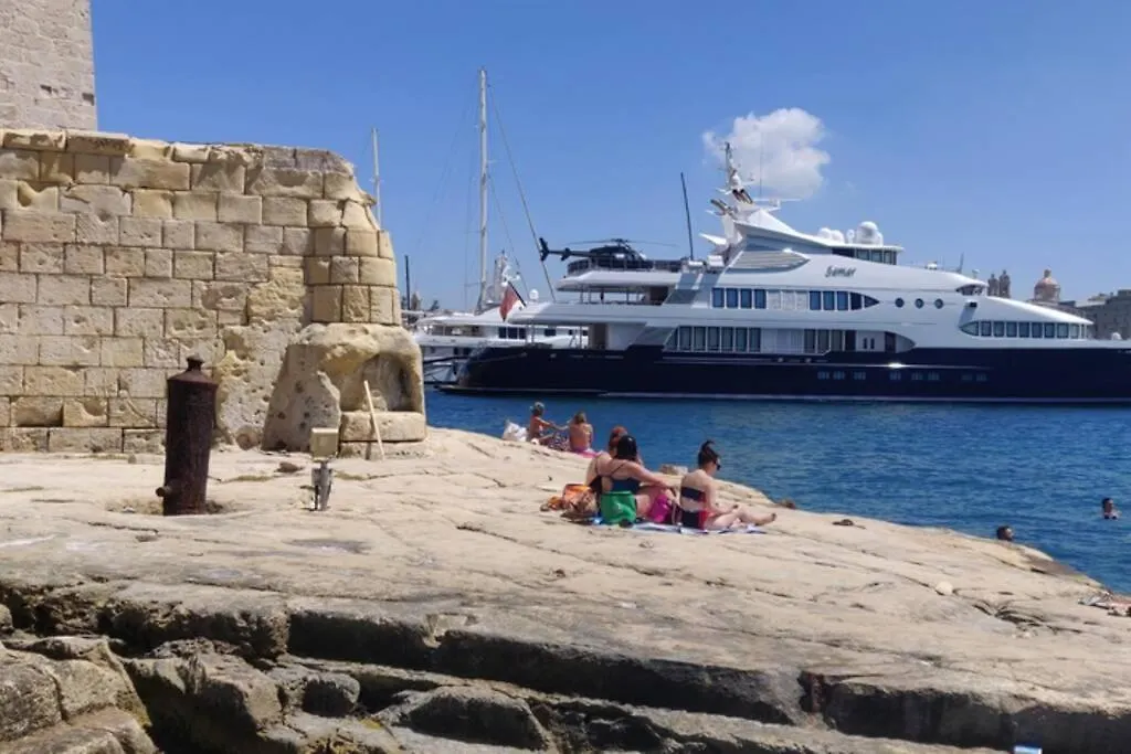 Vittoriosa Holiday Apartment Rental With Ac  Birgu