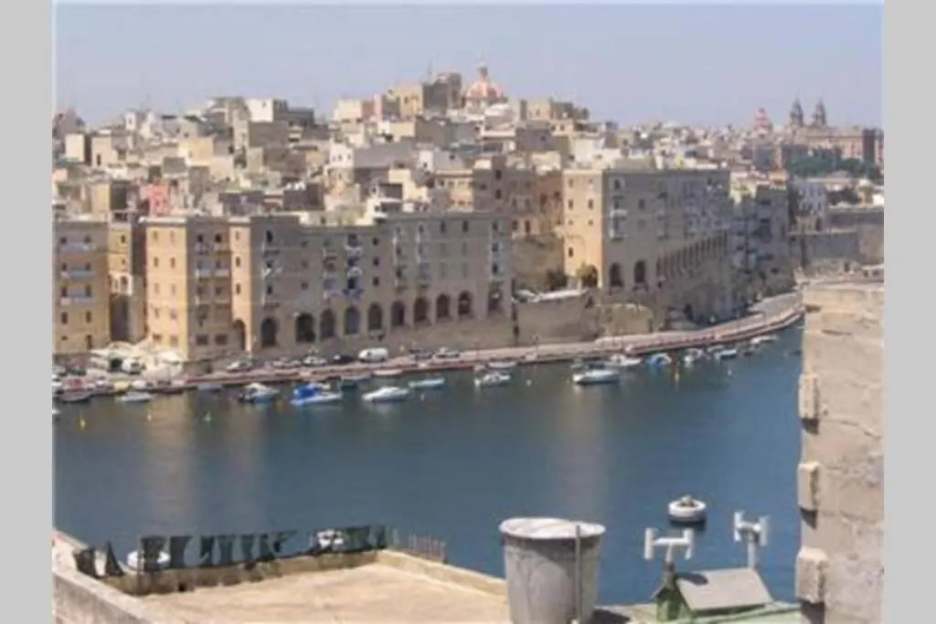 Vittoriosa Holiday Apartment Rental With Ac Birgu